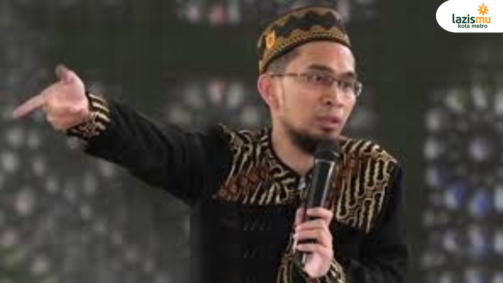 Ust Adi Hidayat : Gemar Berbagi Ciri Orang Beriman